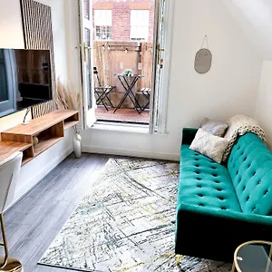 Luxe Haven - Sleeps 4 Centre Apartment